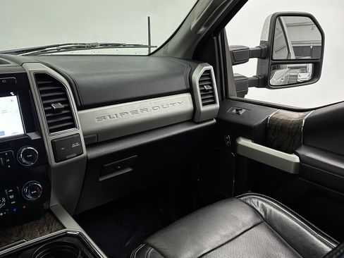 Used 2019 Ford F250 Lariat w/ Chrome Package image 31