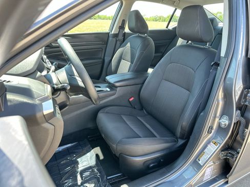 Used 2025 Nissan Altima 2.5 SV FWD image 11