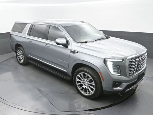 Used 2025 GMC Yukon XL Denali AWD/4WD image 29