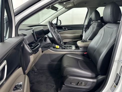 Used 2025 Kia Carnival image 11