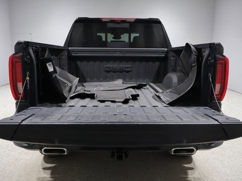 Used 2025 GMC Sierra 1500 AT4 w/ AT4 Premium Package AWD/4WD image 4