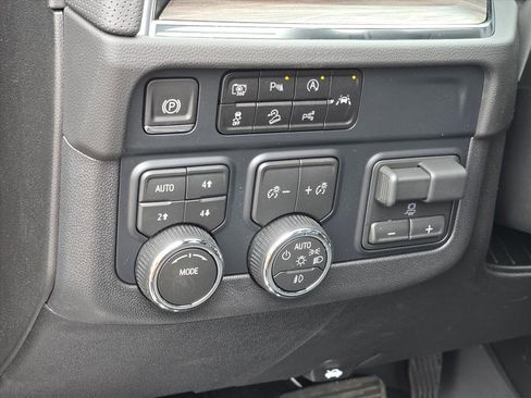 New 2026 Chevrolet Suburban Premier image 8