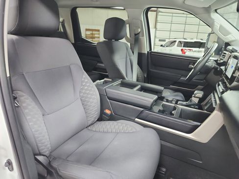 Used 2022 Toyota Tundra SR5 w/ SR5 Convenience Package AWD/4WD image 37