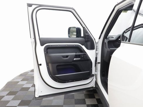 Used 2025 Land Rover Defender 110 X-Dynamic SE image 5