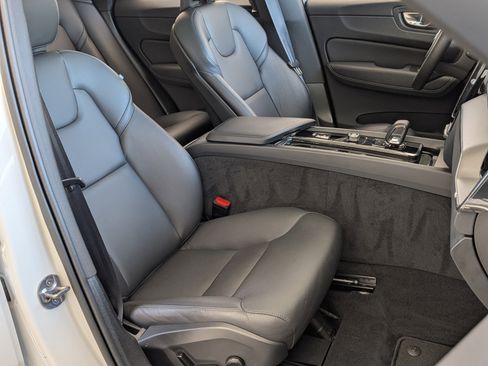 Used 2024 Volvo XC60 B5 Core image 23