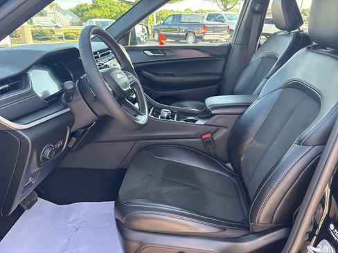 Used 2025 Jeep Grand Cherokee Altitude AWD/4WD image 54