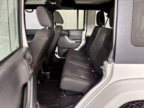 Used 2017 Jeep Wrangler Unlimited Sahara image 13