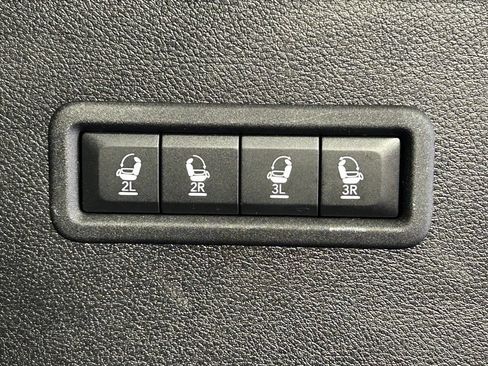 Used 2022 Jeep Wagoneer Series III w/ Rear Seat Video Group 1 AWD/4WD image 16
