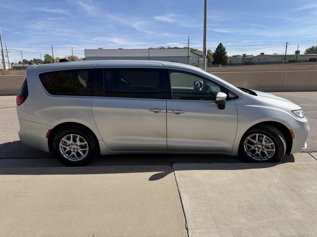 Used 2023 Chrysler Pacifica Touring-L FWD image 6