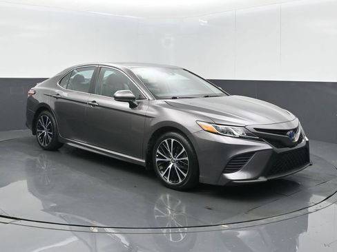 Used 2020 Toyota Camry SE FWD image 3