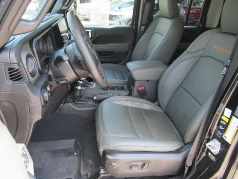 Certified 2025 Jeep Gladiator Mojave w/ Convenience Group AWD/4WD image 21