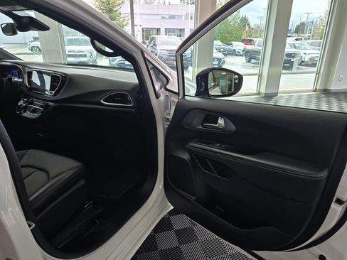 Used 2025 Chrysler Pacifica Select image 37