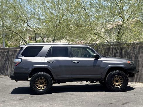 Used 2020 Toyota 4Runner SR5 AWD/4WD image 9