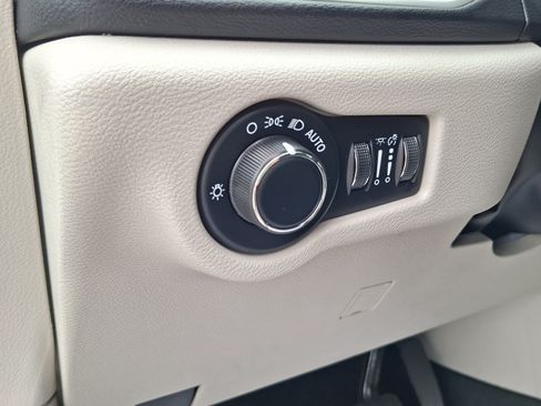 Used 2023 Chrysler Voyager LX FWD image 10