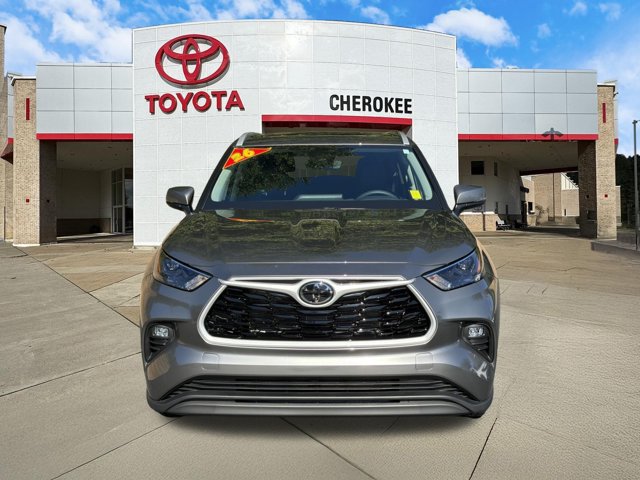 Used 2026 Toyota Highlander XLE AWD/4WD image 2