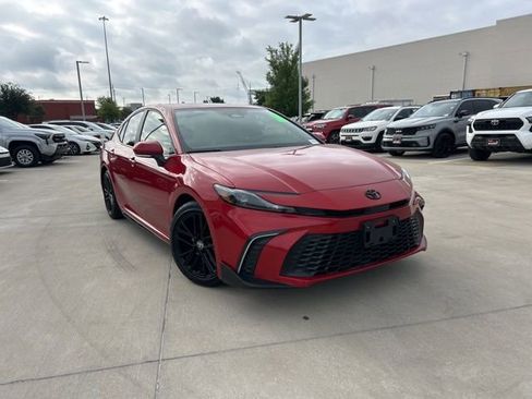 Used 2025 Toyota Camry SE w/ Convenience Package FWD image 1