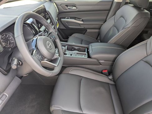 New 2025 Nissan Pathfinder SL image 12