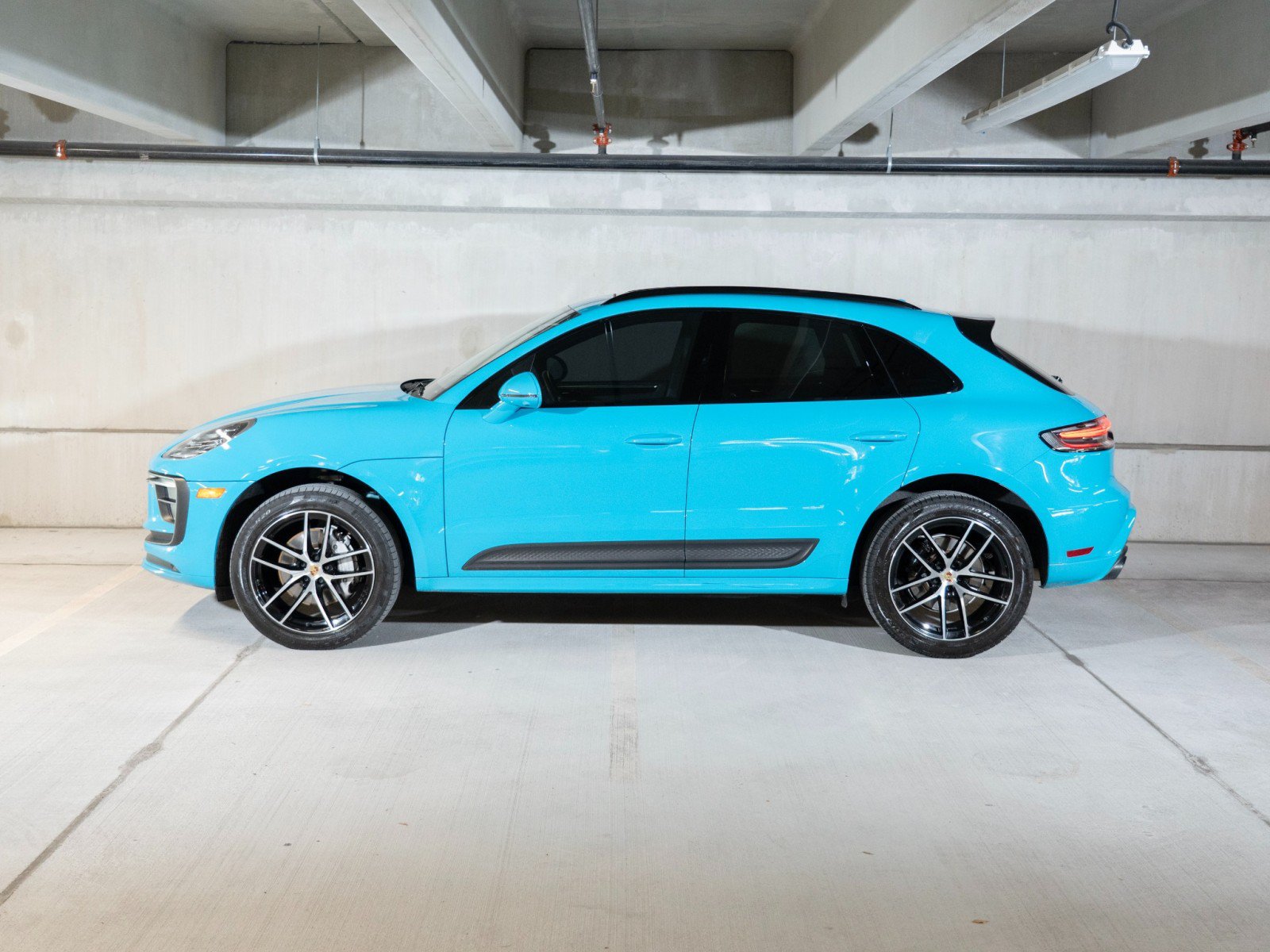 Certified 2023 Porsche Macan AWD/4WD image 2