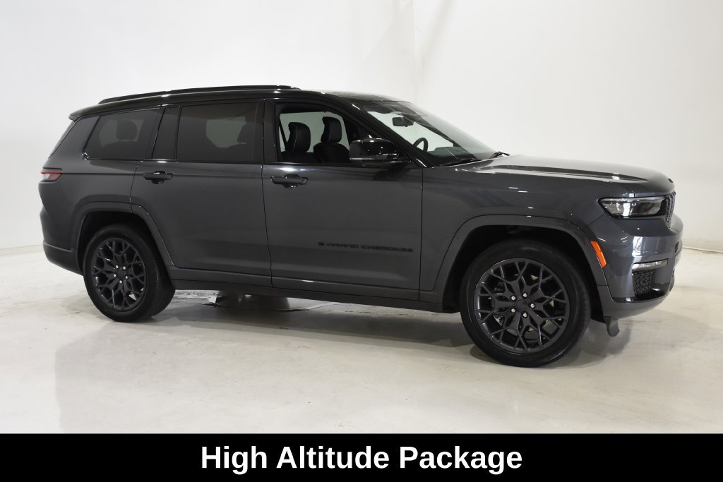 Used 2023 Jeep Grand Cherokee L Summit w/ Advanced Protech Group IV AWD/4WD image 3