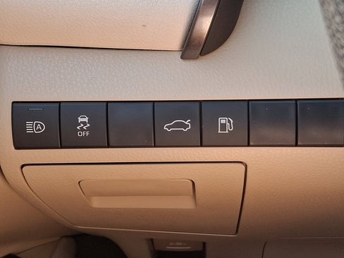 Used 2018 Toyota Camry LE w/ Convenience Package FWD image 22
