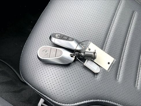 Used 2025 Mercedes-Benz GLC 350e 4MATIC image 14