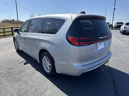 Used 2024 Chrysler Pacifica Touring-L image 7