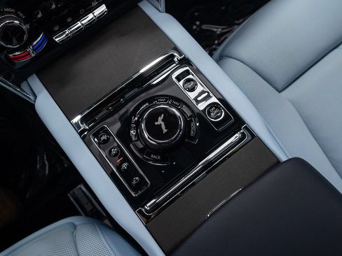 Certified 2025 Rolls-Royce Cullinan AWD/4WD image 40