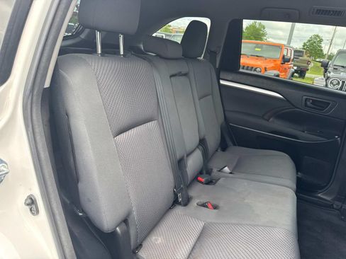 Used 2018 Toyota Highlander LE FWD image 25