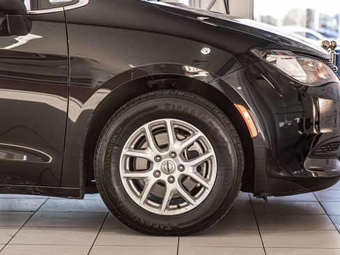 Used 2022 Chrysler Voyager LX image 11