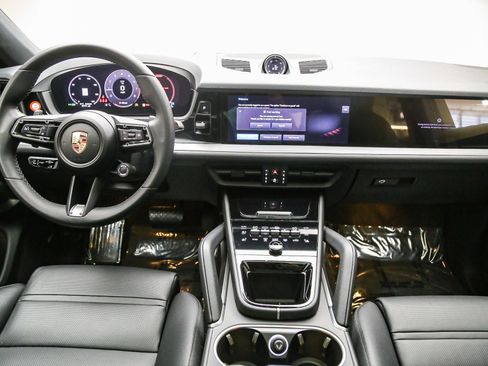Certified 2025 Porsche Cayenne Coupe AWD/4WD image 16