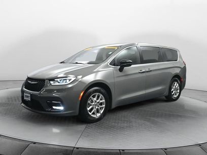 Used 2025 Chrysler Pacifica Select