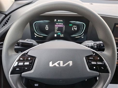 Certified 2025 Kia Niro LX image 19