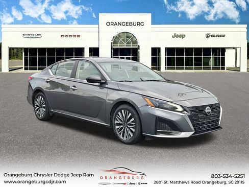 Used 2025 Nissan Altima 2.5 SV FWD image 1