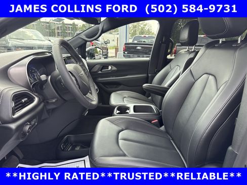 Used 2025 Chrysler Pacifica Select FWD image 11