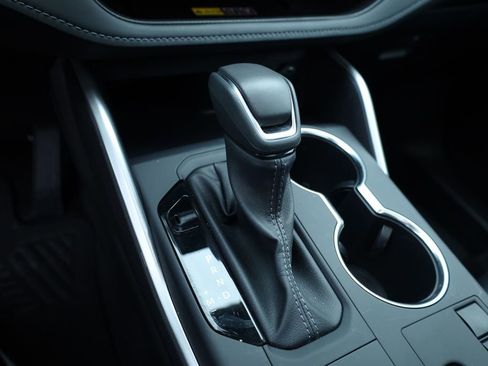 Used 2025 Toyota Highlander XLE image 7