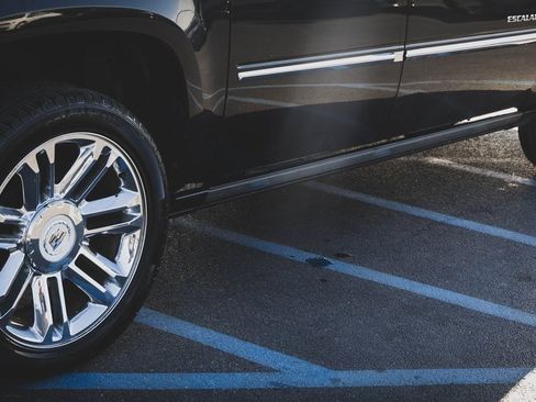 Used 2011 Cadillac Escalade ESV Platinum image 35