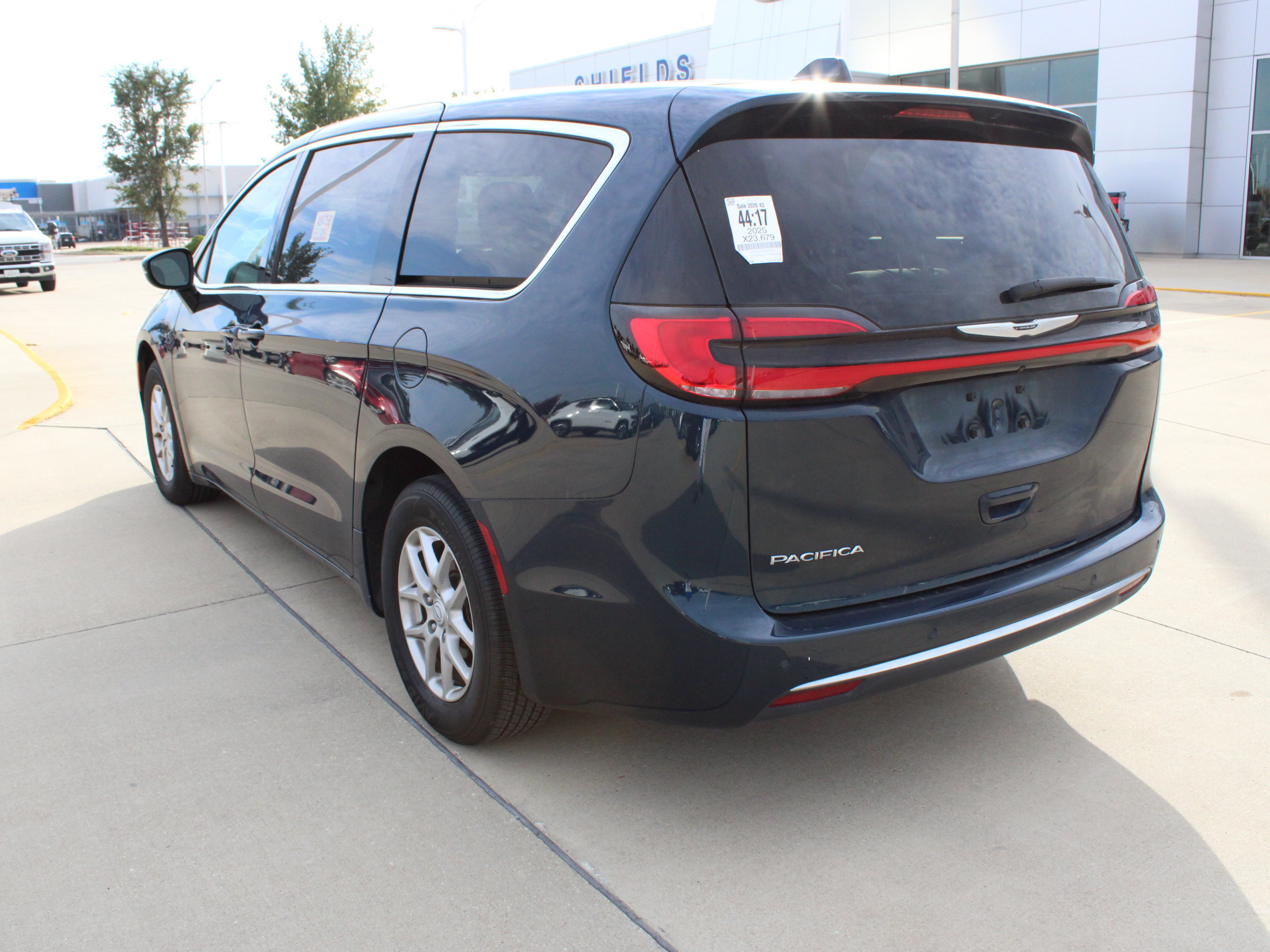 Used 2025 Chrysler Pacifica Select FWD image 4
