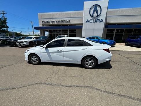 Used 2021 Hyundai Elantra SE FWD image 4