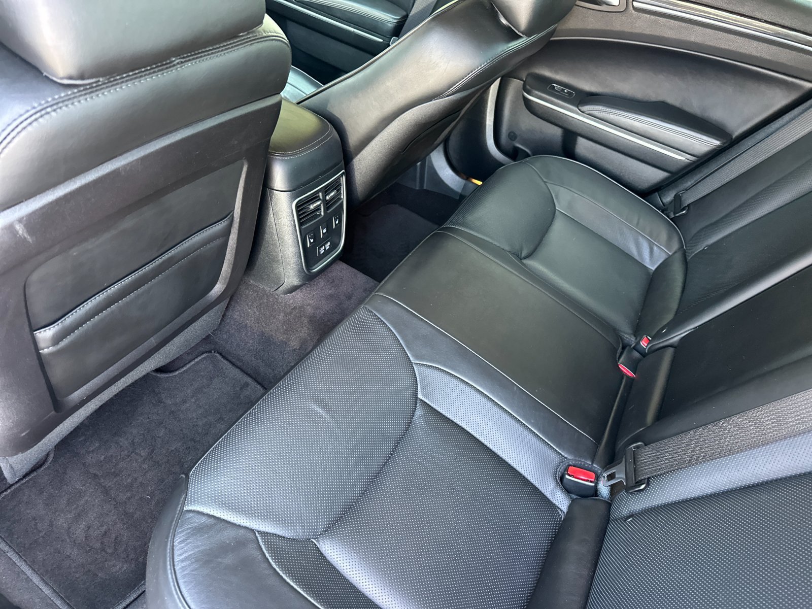 Used 2019 Chrysler 300 Limited w/ Safetytec Plus Group RWD image 12
