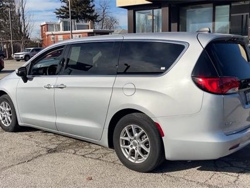 Used 2022 Chrysler Voyager LX image 4