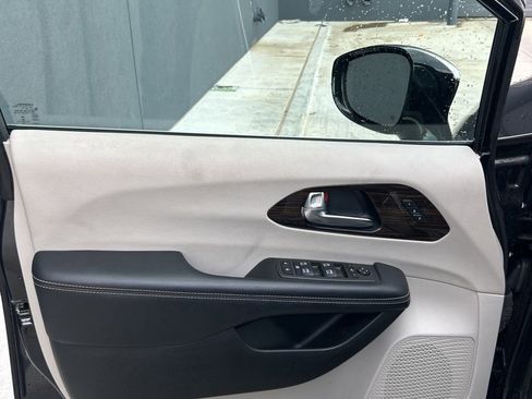 Used 2023 Chrysler Pacifica Limited image 6