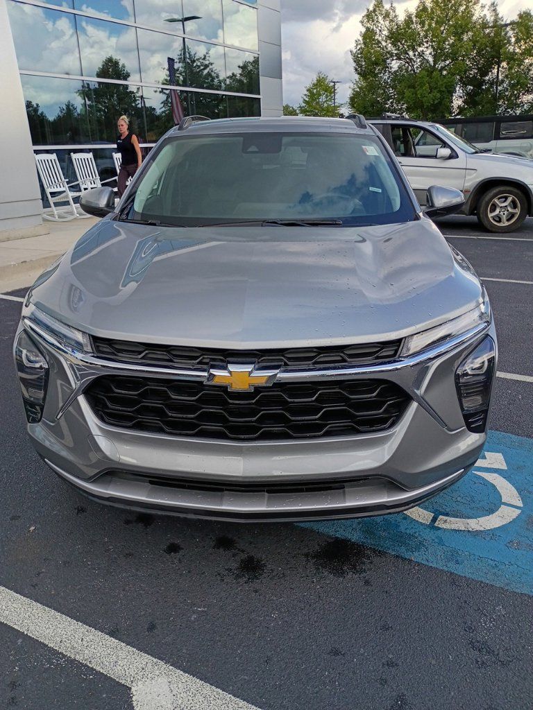 Used 2025 Chevrolet Trax LT FWD image 2