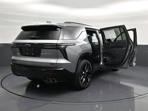 Used 2024 Chevrolet Traverse RS FWD image 38