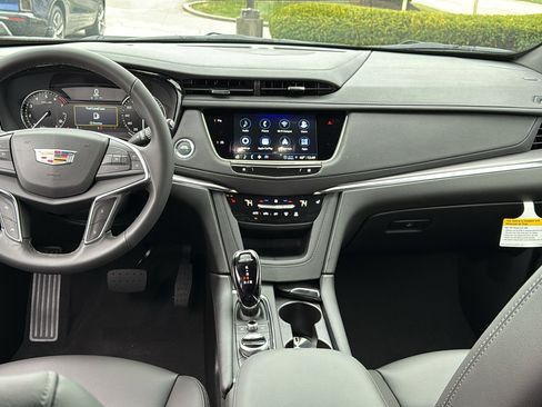 New 2025 Cadillac XT5 Luxury image 9