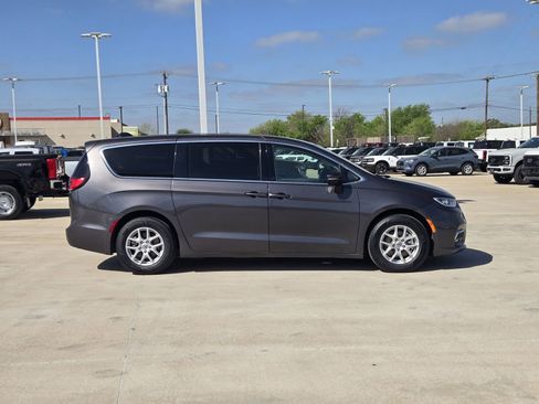 Used 2023 Chrysler Pacifica Touring-L image 7