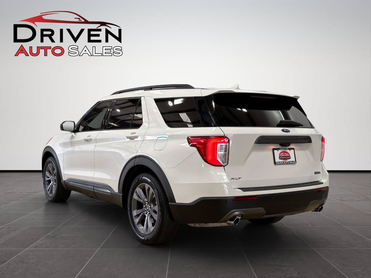 Used 2022 Ford Explorer XLT w/ Equipment Group 202A RWD image 4