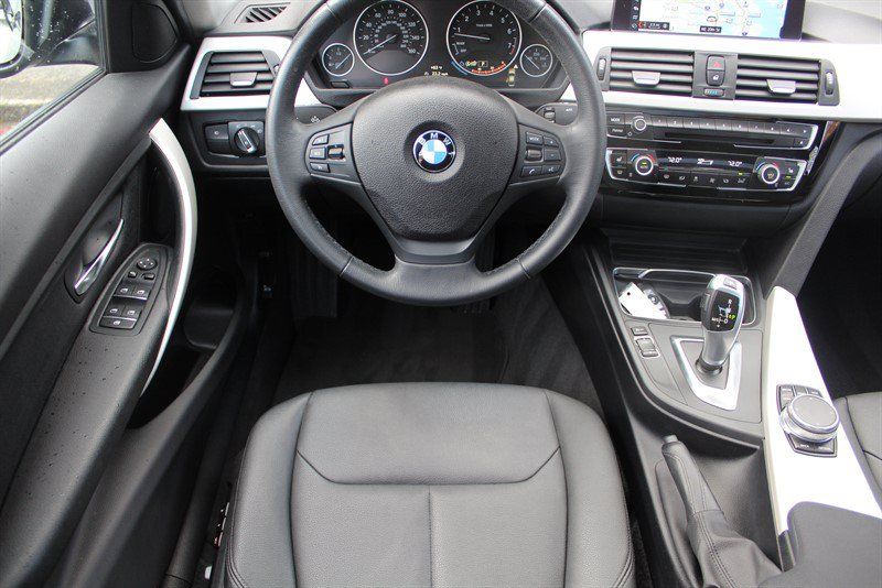 Used 2018 BMW 320i xDrive Sedan AWD/4WD image 2