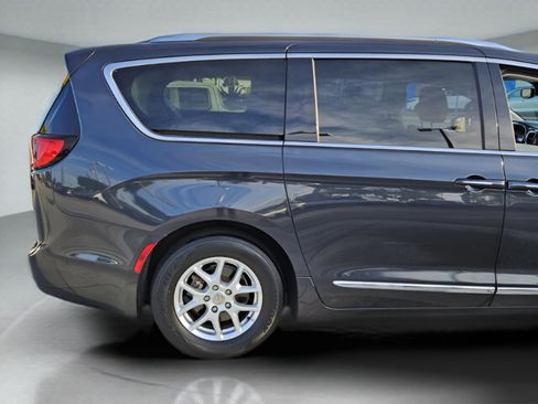 Used 2020 Chrysler Pacifica Touring-L image 30