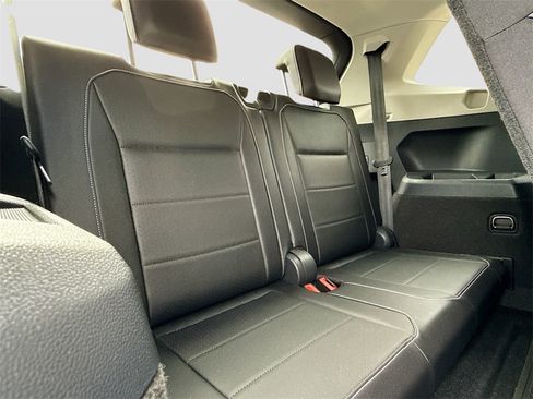 Used 2021 Volkswagen Tiguan SE w/ Panoramic Sunroof Package image 28