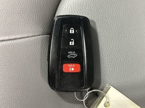 Used 2023 Toyota Highlander XLE image 32